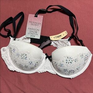 Victoria's Secret London fashion show bra